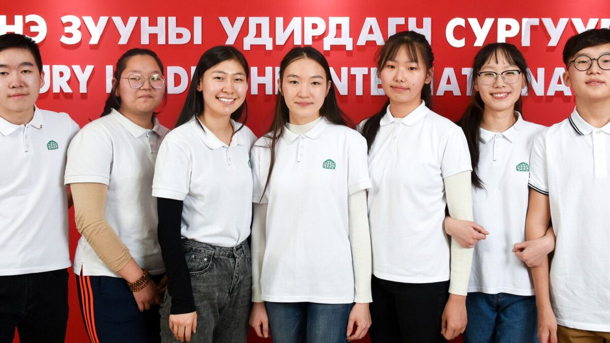 Шинэ Зууны Удирдагч Олон Улсын Сургуулийн сурагчид